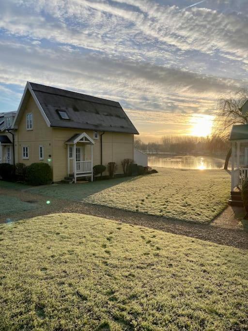 Villa Emerald Lake House South Cerney Exterior foto